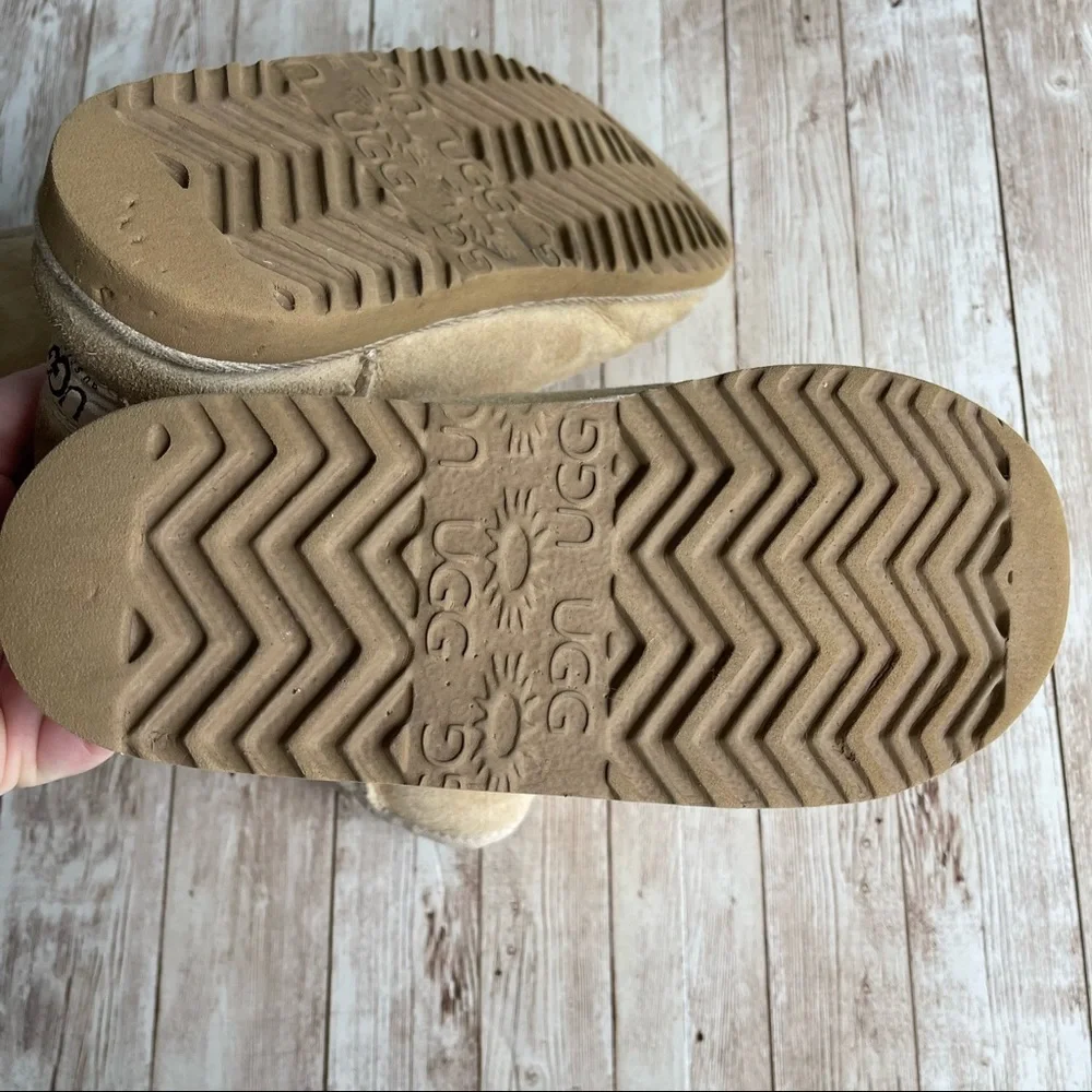 PREOWNED SHORT UGG CLASSIC TAN SHEEP SKIN BOOTS GIRLS SIZE 3